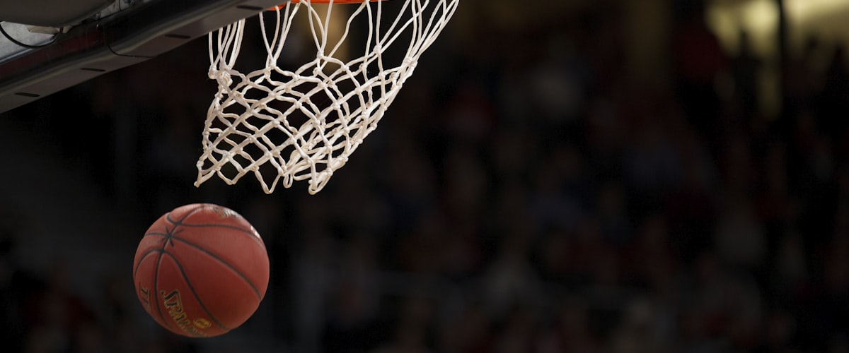 NBA比赛精彩瞬间 - 勒布朗·詹姆斯突破上篮